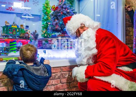 Toronto TTC eröffnet spektakuläre Weihnachts-Zugvorführen, erstellt von pensionierten TTC-Mitarbeiter Bill Marushiak. Dieses bewegungsaktive Display ist ein alljährliches Vergnügen, Stockfoto