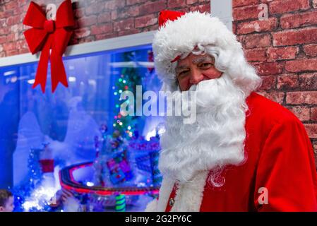 Santa Clause unterhielt die Menschen, als Toronto TTC spektakuläre Weihnachts-Zugvorführen eröffnet, die von dem pensionierten TTC-Mitarbeiter Bill Marushiak geschaffen wurden. Diese Motio Stockfoto