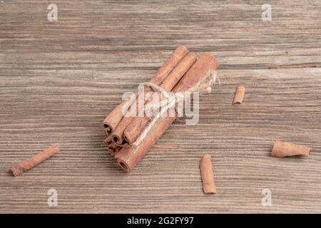 Einige getrocknete Zimtstangen auf dem Holztisch mit Platz zum Kopieren Stockfoto
