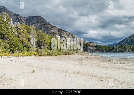 Bach an der Bahia Lopez Bucht im Nahuel Huapi See in der Nähe von Bariloche, Argentinien Stockfoto