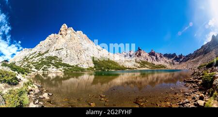 Berge spiegeln sich im Laguna Toncek See in der Nähe von Bariloche, Argentinien Stockfoto