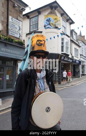 St Ives, Großbritannien. Juni 2021. Der 79-jährige Frank aus Totnes, Devon, nimmt an den Protesten der Extinction Rebellion beim G7-Gipfel in Cornwall Teil. Kredit: Sarah Peters/Alamy Live Nachrichten Stockfoto