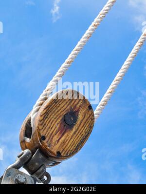 Ein antikes Holzklotz und eine Ausrüstung auf einem historischen Segelschiff. Speicherplatz kopieren. Stockfoto