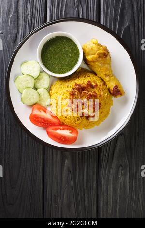 Khao Mok Gai Thai Huhn mit Reis Nahaufnahme in der Platte auf dem Tisch. Vertikale Draufsicht von oben Stockfoto