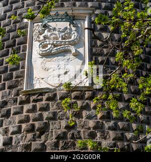 Details der Burg Sforza (Castello Sforzesco) mit dem Wappen der Adelsfamilie Visconti mit einer Schlange, die einen Menschen verschluckt (Biscione). Mi Stockfoto