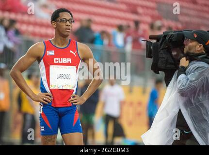 Videofilmer, der den kubanischen Athleten Larrondo Valerys während des 400-m-Events der Männer bei den Parapan American Games 2015 auf dem Feld filmt. Die 2015 Parapan Ame Stockfoto