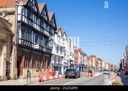 Tewkesbury High Street mit Geschäften im Stadtzentrum und mittelalterlichen Gebäuden Tewkesbury, Gloucestershire, England, GB, UK, Europa Stockfoto