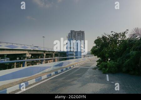 Howrah, Westbengalen, Indien - 22. Mai 2020 : Super-Zyklon Amphan entwurzelte Baum, der fiel und blockierte Straße nach Nabanna, die oberste administrative BU Stockfoto