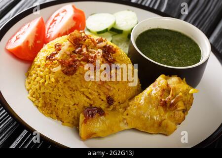 Thailändisches Huhn Biryani Rezept Khao Mok Gai Nahaufnahme in den Teller auf dem Tisch. Horizontal Stockfoto