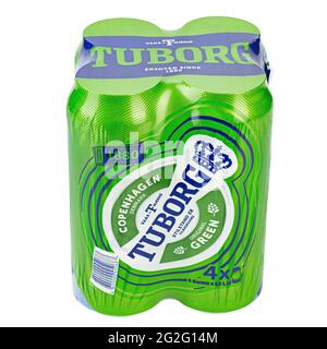 Ukraine, Kiew - Mai 27. 2020: Aluminium-Viererpack Tuborg-Grünbier auf weißem Hintergrund. Tuborg ist ein dänisches Brauunternehmen, das 1873 gegründet wurde. Datei c Stockfoto