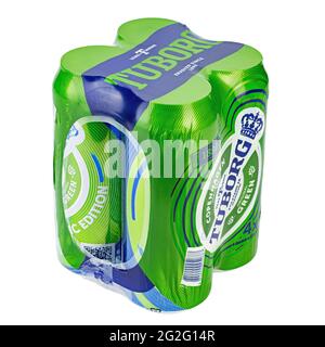 Ukraine, Kiew - Mai 27. 2020: Aluminium-Viererpack Tuborg-Grünbier auf weißem Hintergrund. Tuborg ist ein dänisches Brauunternehmen, das 1873 gegründet wurde. Datei c Stockfoto