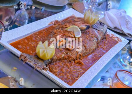 Ein großer Fisch gefüllt mit Tintenfisch und Garnelen, serviert bei der Hochzeit Stockfoto