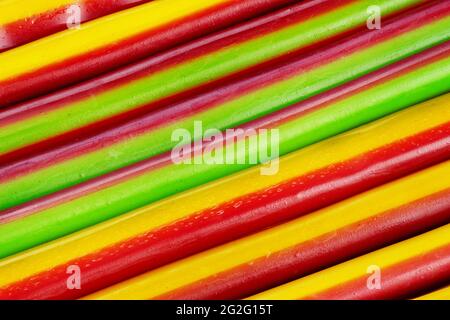 Süßholzbonbon. Süße Gummistifte mit unterschiedlichem Geschmack. Candy-Hintergrund. Stockfoto