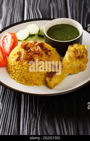 Khao Mok Gai Thai Huhn mit Reis Nahaufnahme auf dem Teller auf dem Tisch. Vertikal Stockfoto