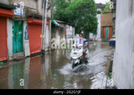 Verschwommenes Bild von Howrah, Westbengalen, Indien. Regenwasser geloggt Straße, wegen Super-Zyklon Ampher. Die Verwüstung hat Westbengalen viele Schäden angerichtet Stockfoto