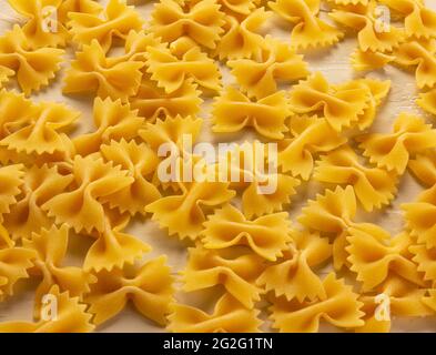 Getrocknete Pasta auf einer Küchenarbeitsfläche verstreut Stockfoto