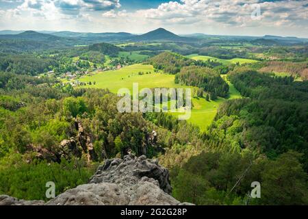 Epische Aussicht vom Felsen Maria, oder Mariina skala oder Marienfels in die wunderschöne Landschaft der Böhmischen Schweiz an einem sonnigen Sommertag. Blick vom bis Stockfoto