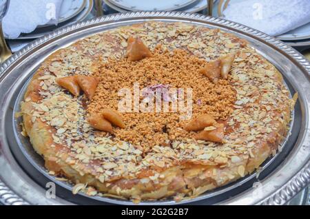 Taubenpastillas mit Mandeln.Marokko, Marrakesch, pastillas (Taubenkuchen) auf einem Gericht Stockfoto