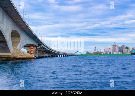 Blick auf die Stadt Male vom Hafen der Insel Hulhumalé und der SinaMalé-Brücke aus gesehen.Male ist die Hauptstadt und bevölkerungsreichste Stadt der Republik Malediven Stockfoto