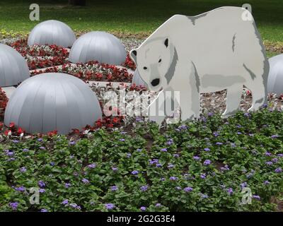 Das Blumenfestival mit seinen Installationen findet zum russischen Nationalfeiertag am 12. Juni 2021 in St. Petersburg, Russland, statt Stockfoto