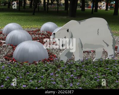 Das Blumenfestival mit seinen Installationen findet zum russischen Nationalfeiertag am 12. Juni 2021 in St. Petersburg, Russland, statt Stockfoto