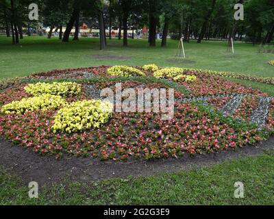 Das Blumenfestival mit seinen Installationen findet zum russischen Nationalfeiertag am 12. Juni 2021 in St. Petersburg, Russland, statt Stockfoto