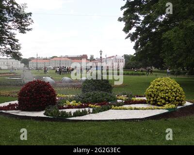 Das Blumenfestival mit seinen Installationen findet zum russischen Nationalfeiertag am 12. Juni 2021 in St. Petersburg, Russland, statt Stockfoto