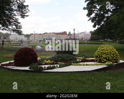 Das Blumenfestival mit seinen Installationen findet zum russischen Nationalfeiertag am 12. Juni 2021 in St. Petersburg, Russland, statt Stockfoto