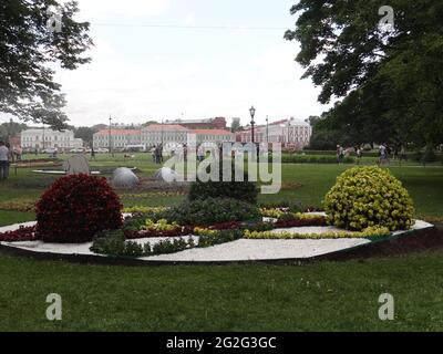 Das Blumenfestival mit seinen Installationen findet zum russischen Nationalfeiertag am 12. Juni 2021 in St. Petersburg, Russland, statt Stockfoto