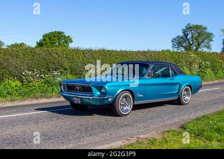 1968 60s American Ford MUSTANG 4700cc Benzin, 2dr Coupé, auf dem Weg zur Capesthorne Hall classic May Car Show, Ceshire, UK Stockfoto