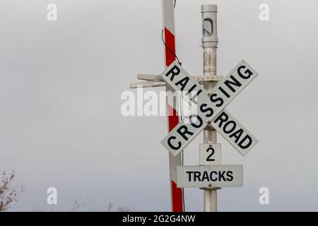 Bahnüberfahrt, wo Sie sehr vorsichtig sein müssen Stockfoto