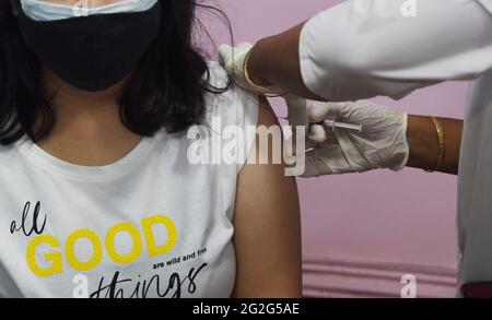 Guwahati, Guwahati, Indien. Juni 2021. Eine Journalistin erhält am Freitag, den 11. Juni 2021 im Guwahati Press Club in Guwahati Assam India eine COVID-19-Injektion.Quelle: Dasarath Deka/ZUMA Wire/Alamy Live News Stockfoto