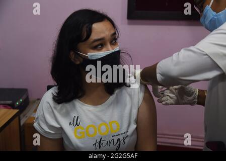 Guwahati, Guwahati, Indien. Juni 2021. Eine Journalistin erhält am Freitag, den 11. Juni 2021 im Guwahati Press Club in Guwahati Assam India eine COVID-19-Injektion.Quelle: Dasarath Deka/ZUMA Wire/Alamy Live News Stockfoto