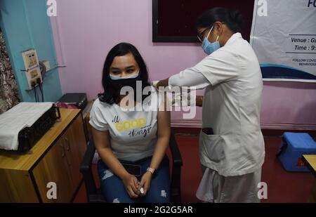 Guwahati, Guwahati, Indien. Juni 2021. Eine Journalistin erhält am Freitag, den 11. Juni 2021 im Guwahati Press Club in Guwahati Assam India eine COVID-19-Injektion.Quelle: Dasarath Deka/ZUMA Wire/Alamy Live News Stockfoto