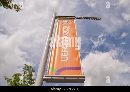 London, Großbritannien. Juni 2021. Banner der UEFA Euro 2020 vor dem Wembley-Stadion vor dem Fußballturnier, das vom 11. Juni bis 11. Juli 2021 stattfindet. (Kredit: Vuk Valcic/Alamy Live News) Stockfoto