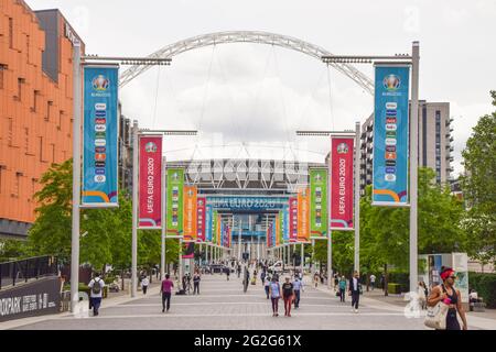 London, Großbritannien. Juni 2021. Vor dem Wembley-Stadion vor dem Fußballturnier, das vom 11. Juni bis 11. Juli 2021 stattfindet, sind Banner und Schilder für die UEFA Euro 2020 zu sehen. (Kredit: Vuk Valcic/Alamy Live News) Stockfoto