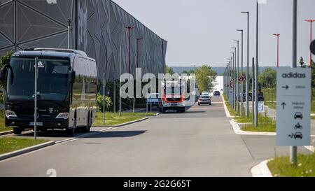 firo 06/11/2021 Fußball, deutsche Nationalmannschaft, EM 2020 Quarters und Trainingslager, GER, Herzogenaurach, Adidas Home Ground Bild: v. Links Feuerwehr im DFB Trainingslager in Herzogenaurach, Fehlalarm Stockfoto