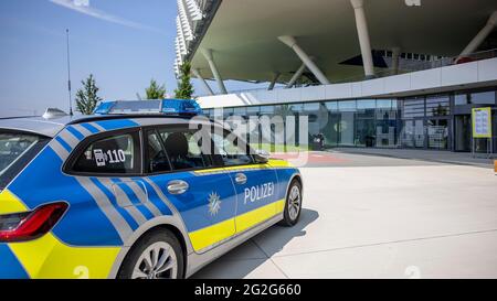 firo 06/11/2021 Fußball, Deutsche Nationalmannschaft, EM 2020 Quarters und Trainingslager, GER, Herzogenaurach, Adidas Home Ground Bild: v. Links Feuerwehr im DFB Trainingslager in Herzogenaurach, Fehlalarm, Polizeiauto, Sicherheit Stockfoto