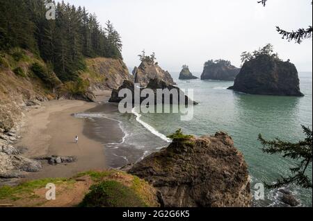 Frauen, die an EINER zerklüfteten Küste im Süden von Oregon spazieren Stockfoto