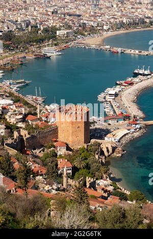 Blick auf den Kizil Kule oder den Roten Turm von der historischen alten Burgmauer, dem Hafen von Alanya, auf das türkische Mittelmeer.der türkische Badeort Alanya, liegt am Fuße des Taurusgebirges an der Mittelmeerküste der Provinz Antalya in der Südtürkei. Stockfoto