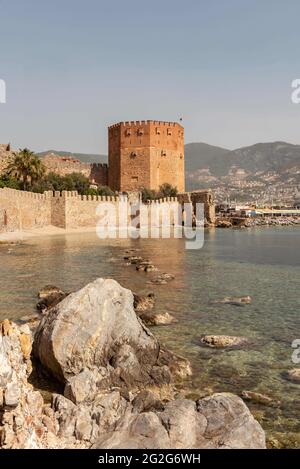 7. April 2021, Alanya, Türkei: Blick auf den Kizil Kule oder Roten Turm von den historischen alten Burgmauern, Alanya Hafen, auf dem türkischen Mittelmeer..der türkische Badeort Alanya, liegt am Fuße des Taurusgebirges an der Mittelmeerküste der Provinz Antalya in der Südtürkei. (Bild: © John Wreford/SOPA Images via ZUMA Wire) Stockfoto