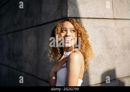 Porträt eines lateinischen Mädchens in der Stadt Stockfoto