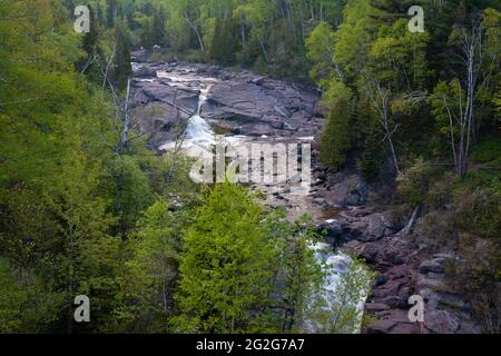 Blick auf den Wasserfall und die Bäume am Nordufer des Lake Superior in Minnesota Stockfoto