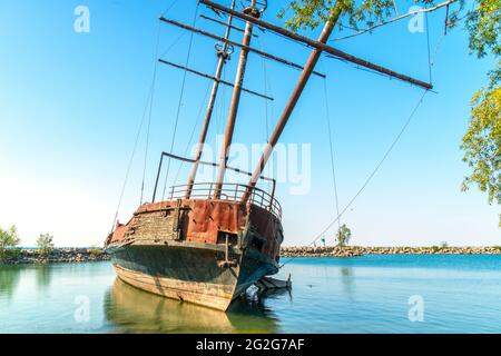 Auf einem der Seen in Ontario, auf dem Dock, lebt ein rostiges Dreimast-Schiff seine letzten Tage. Stockfoto