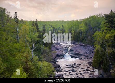 Blick auf den Wasserfall und die Bäume am Nordufer des Lake Superior in Minnesota Stockfoto