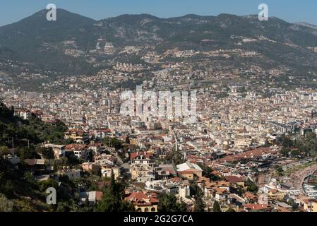 Alanya, Türkei. April 2021. Luftaufnahme der Stadt Alanya an den Hängen des Taurusgebirges.der türkische Badeort Alanya, liegt am Fuße des Taurusgebirges an der Mittelmeerküste der Provinz Antalya in der Südtürkei. (Foto von John Wreford/SOPA Images/Sipa USA) Quelle: SIPA USA/Alamy Live News Stockfoto