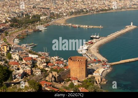 Alanya, Türkei. April 2021. Landschaftsansicht des Hafens von Alanya und des Roten Turms mit der Stadt und dem Mittelmeer.der türkische Badeort Alanya, liegt am Fuße des Taurusgebirges an der Mittelmeerküste der Provinz Antalya im Süden der Türkei. (Foto von John Wreford/SOPA Images/Sipa USA) Quelle: SIPA USA/Alamy Live News Stockfoto