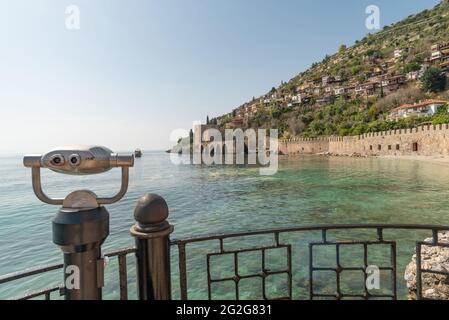 Alanya, Türkei. April 2021. Schöne Aussicht auf die Halbinsel Alanya und die alte Werft und Burgmauern vom Hafen aus.der türkische Badeort Alanya, liegt am Fuße des Taurusgebirges an der Mittelmeerküste der Provinz Antalya in der Südtürkei. (Foto von John Wreford/SOPA Images/Sipa USA) Quelle: SIPA USA/Alamy Live News Stockfoto