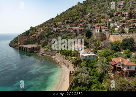 Alanya, Türkei. April 2021. Schöne Aussicht auf die Halbinsel Alanya und die alte Werft und Burgmauern vom Hafen aus.der türkische Badeort Alanya, liegt am Fuße des Taurusgebirges an der Mittelmeerküste der Provinz Antalya in der Südtürkei. (Foto von John Wreford/SOPA Images/Sipa USA) Quelle: SIPA USA/Alamy Live News Stockfoto