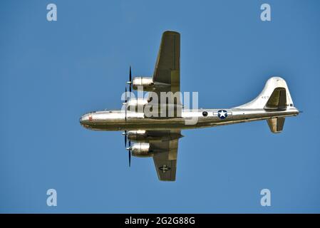 Massiver B-29 Superfortress-Bomber, 'Doc', aus dem Weltkrieg 2, der auf der EAA AirVenture Airshow, Oshkosh, WI, USA, über Menschenmengen fliegt Stockfoto